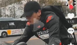 吃瓜网红骑摩托车,街头秀技引围观