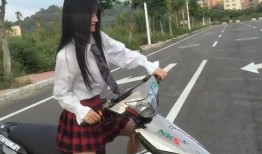 吃瓜网红骑摩托车,街头秀技引围观