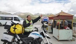 吃瓜网红骑摩托车,街头秀技引围观